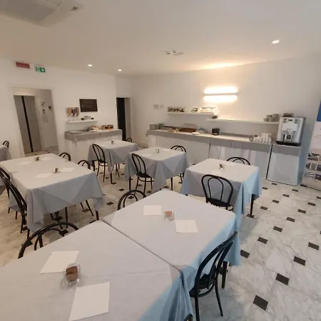 Exclusive - In Pieno Centro A Pochi Passi Dal Mare 2*
