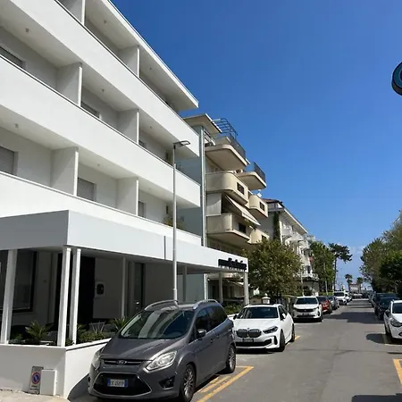 Hotel Exclusive - In Pieno Centro A Pochi Passi Dal Mare 2*