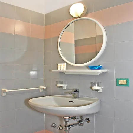 Hotel Exclusive - In Pieno Centro A Pochi Passi Dal Mare 2*